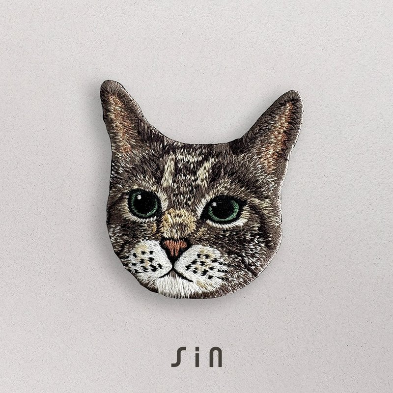 單卡大頭貓-刺繡貼紙-綠眼白底虎斑貓(A0014) - 貼紙 - 繡線 紅色