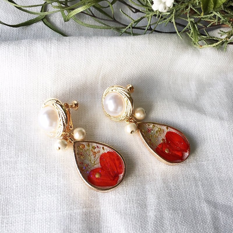White pearls and Gold with Gerbera hybrida earrings - 耳環/耳夾 - 樹脂 紅色