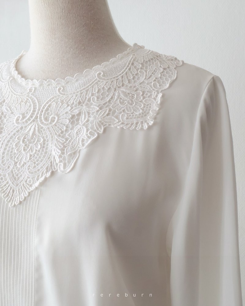 Spring and summer Japanese-made retro lace stitching round neck button-down long-sleeved white vintage shirt - Women's Shirts - Polyester White