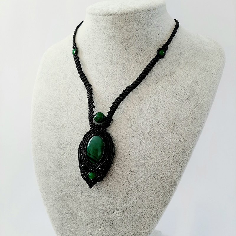 Macrame necklace with malachite for her - Necklaces - Thread Black
