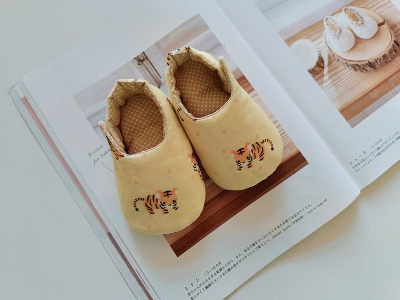 [Shipping within 5 days] Cute Tiger Moon Gift Baby Shoes Baby Shoes Handmade Baby Shoes - ของขวัญวันครบรอบ - ผ้าฝ้าย/ผ้าลินิน หลากหลายสี