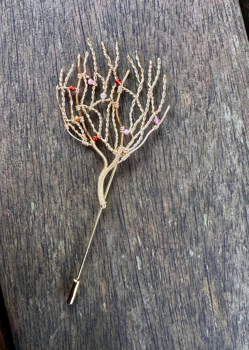 メタルワイヤー編みブローチ — 珊瑚 - ブローチ - 銅・真鍮 ゴールド