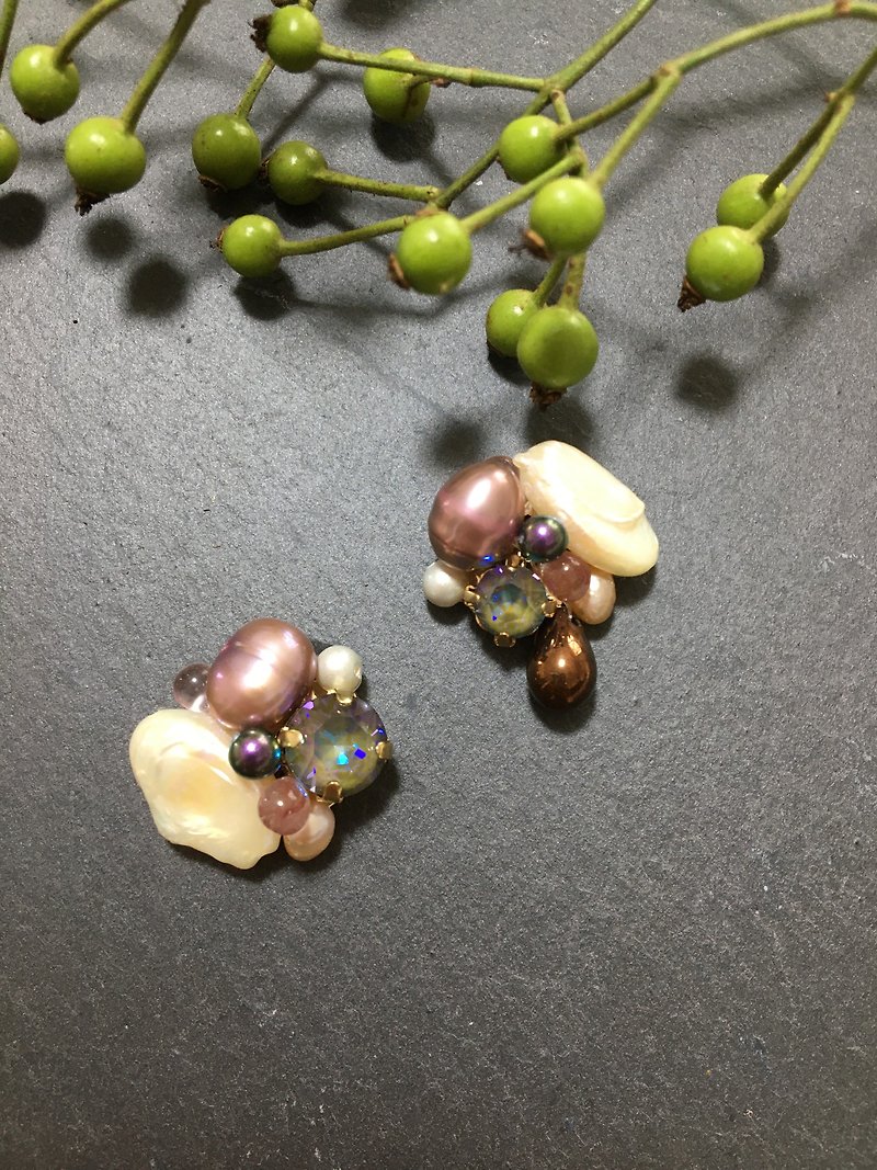 Freshwater pearl and Swarovski asymmetric earrings - ต่างหู - ไข่มุก สีม่วง