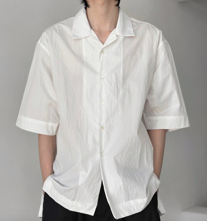 Minimalist textured pleated Cuban collar short-sleeved shirt - เสื้อเชิ้ตผู้ชาย - วัสดุอื่นๆ ขาว