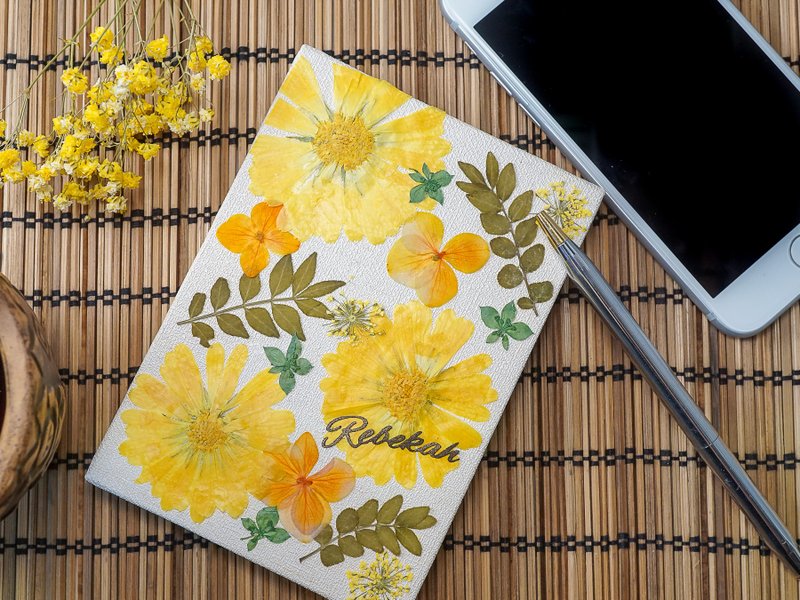 Personalized pressed flower journal/real flower notebook/hardcover notebook - สมุดบันทึก/สมุดปฏิทิน - พืช/ดอกไม้ สีเหลือง