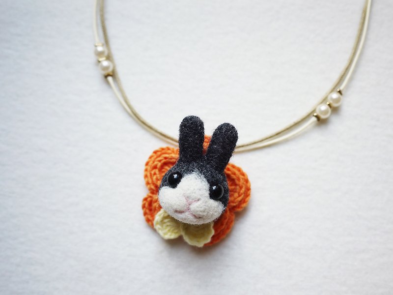 Petwoolfelt - Needle-felted black rabbit 2-ways accessories(necklace+brooch) - Necklaces - Wool Black