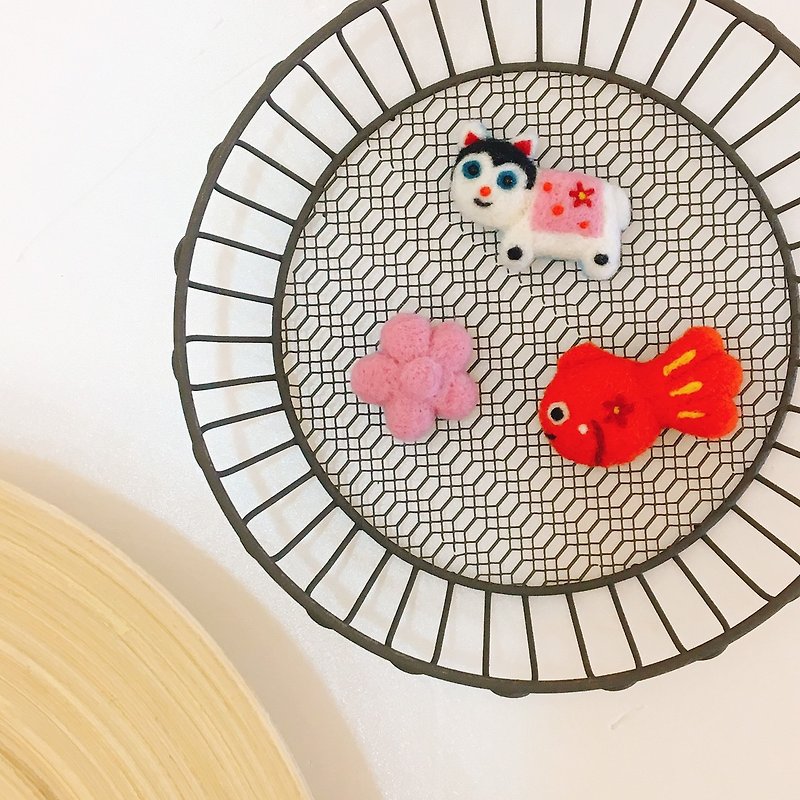 Japanese style auspicious wool felt three-piece group Fu dog / cherry blossom / goldfish magnet pin - เข็มกลัด - ขนแกะ สีส้ม