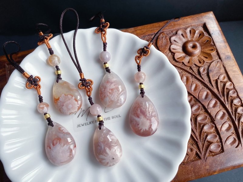 Valentine's Day Cherry Blossom Agate Fried Flower Series Water Flower Natural Stone Gift Bag Hanging Pendant Water Drop - เชือก/สายคล้อง - คริสตัล หลากหลายสี