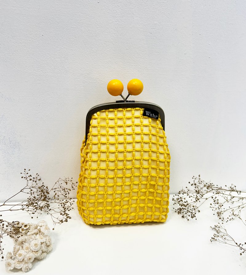 Mesh yellow plaid wooden kiss lock bag clutch bag mobile phone bag shoulder bag carry-on bag - กระเป๋าแมสเซนเจอร์ - ผ้าฝ้าย/ผ้าลินิน สีเหลือง