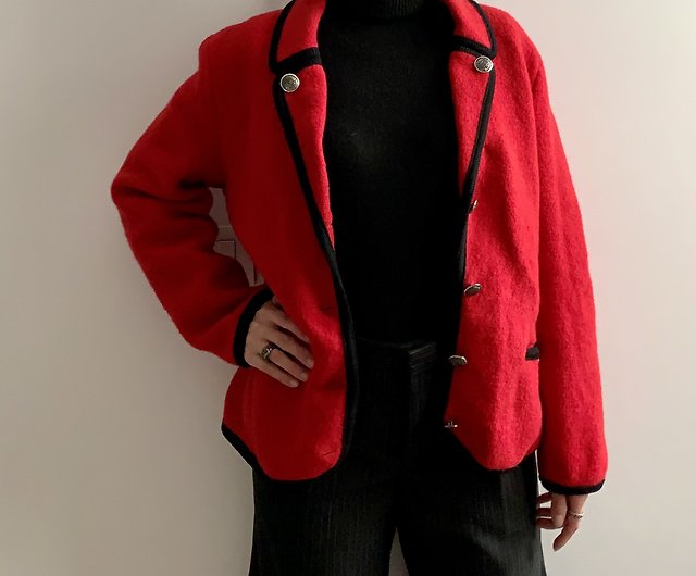80年代のヨーロッパのヴィンテージオーストリアの赤いウールのコート ...