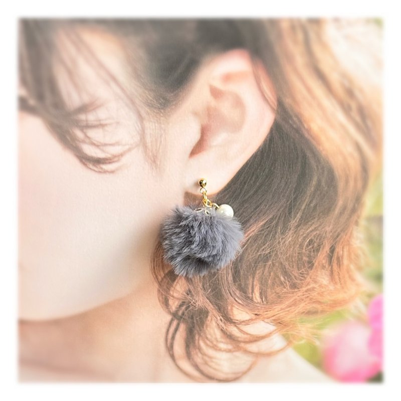 Earrings gray fur - ต่างหู - ไฟเบอร์อื่นๆ สีเทา