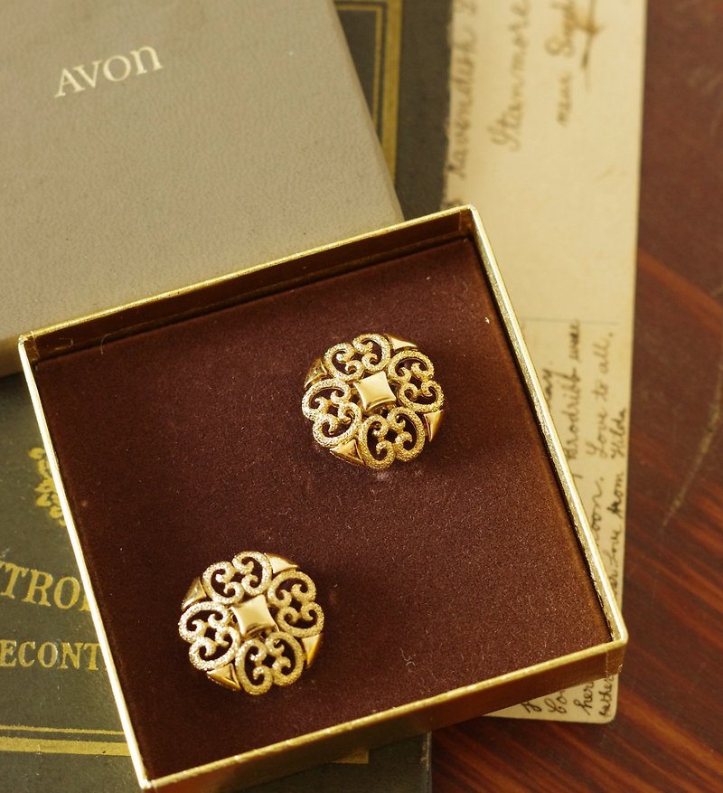 -Antique Avon Antique Classical Gold Lace Carved Clip-On Earrings Original Box C924 - ต่างหู - โลหะ สีทอง