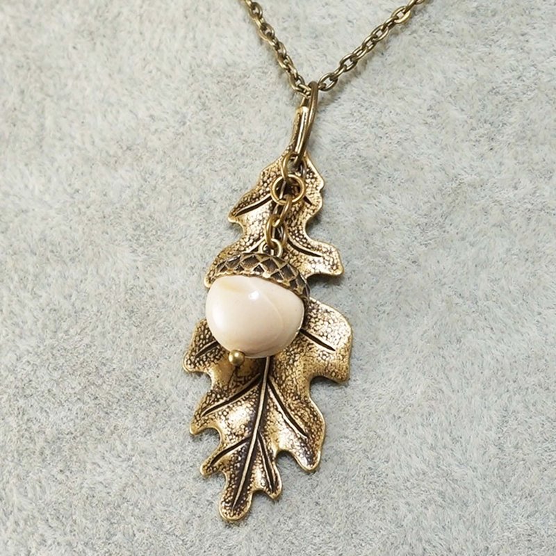 Brass Acorn Oak Leaf White Beige Mookaite Jasper Forest Pendant Necklace Jewelry - 項鍊 - 半寶石 白色