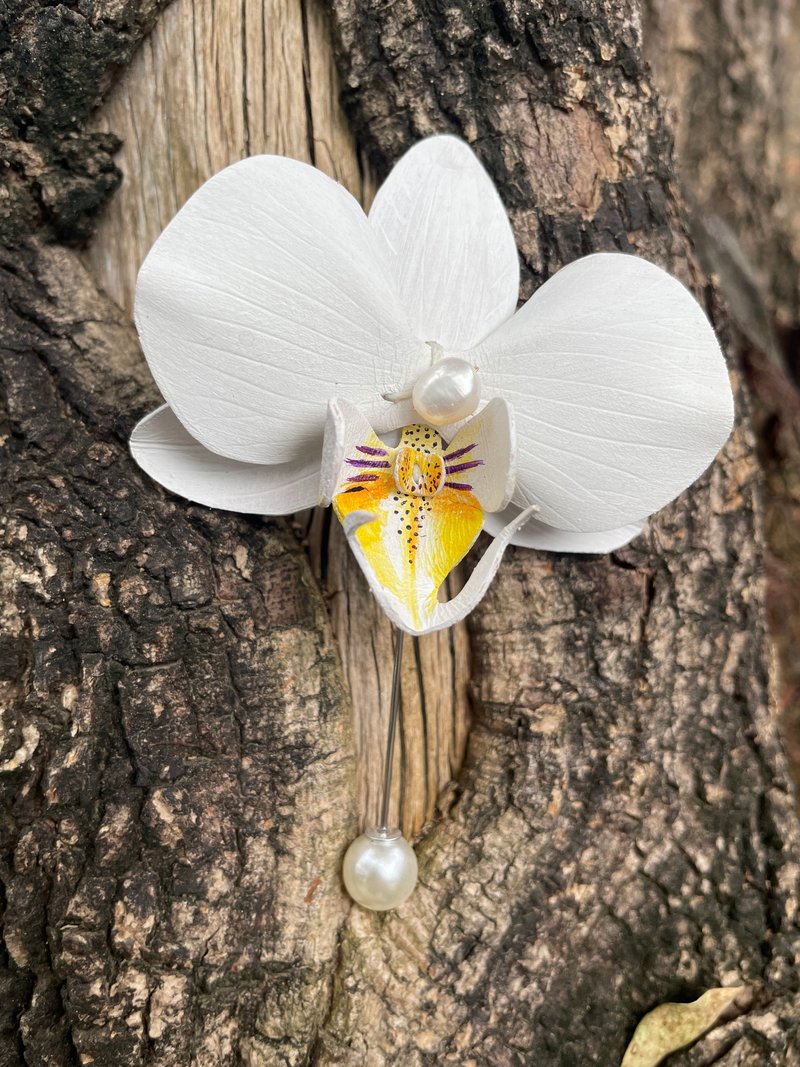 ///Leather Phalaenopsis///Taiwanese Grandma///brooch - Brooches - Genuine Leather White