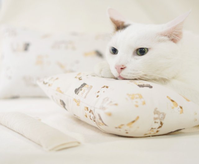 ニャーちゃん専用の特大快眠枕、簡単に取り外して洗える、寝るときにも