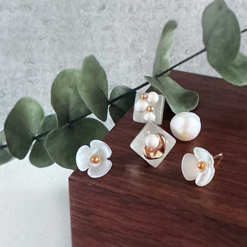 Pearl Shell Freshwater Pearl Clip-On Flower lover Earrings Small Flower lover Gift Glass Summer June Birthstone - ต่างหู - ดินเผา ขาว