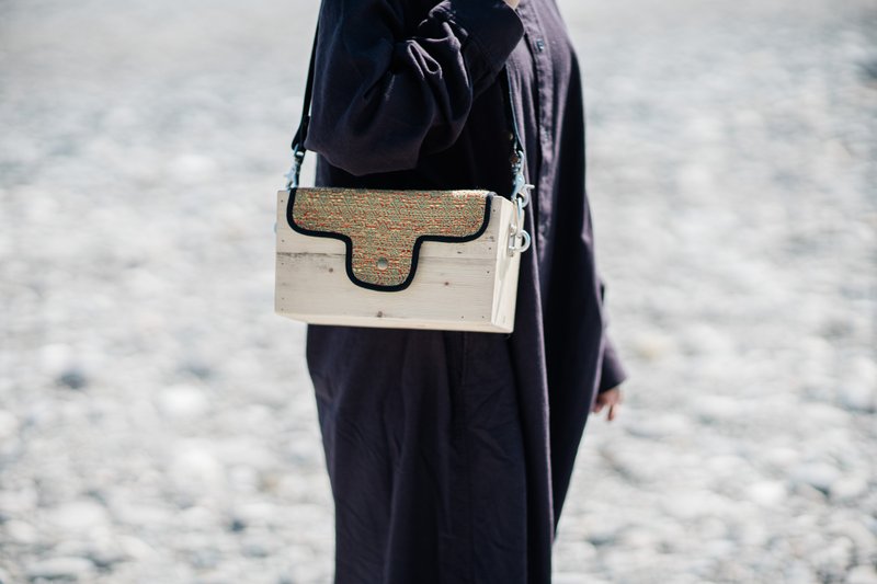 [Yuehong Workshop] Wooden square box bag with both personality and cuteness - Messenger Bags & Sling Bags - Wood Khaki