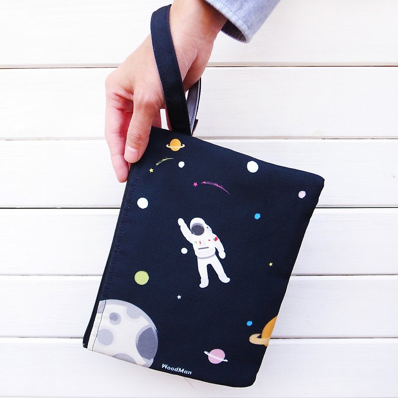 An astronaut canvas clutch bag (black) - กระเป๋าคลัทช์ - ผ้าฝ้าย/ผ้าลินิน สีดำ