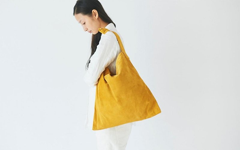 Leather tie shoulder mustard - กระเป๋าแมสเซนเจอร์ - หนังแท้ สีเหลือง