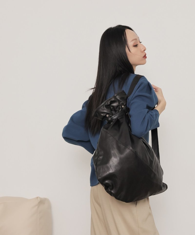 supportingrole 輕量羊皮皮帶扣束口肩側背水桶包 黑 - 索繩袋/束口袋 - 真皮 黑色
