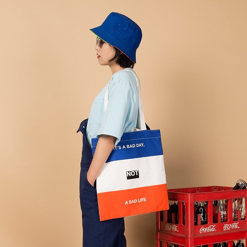 KIITOS SLOGAN Slogan Slogan Theme Printed Canvas Lightweight Shoulder Bag-Blue, White and Red Contrasting Color - กระเป๋าแมสเซนเจอร์ - ผ้าฝ้าย/ผ้าลินิน ขาว