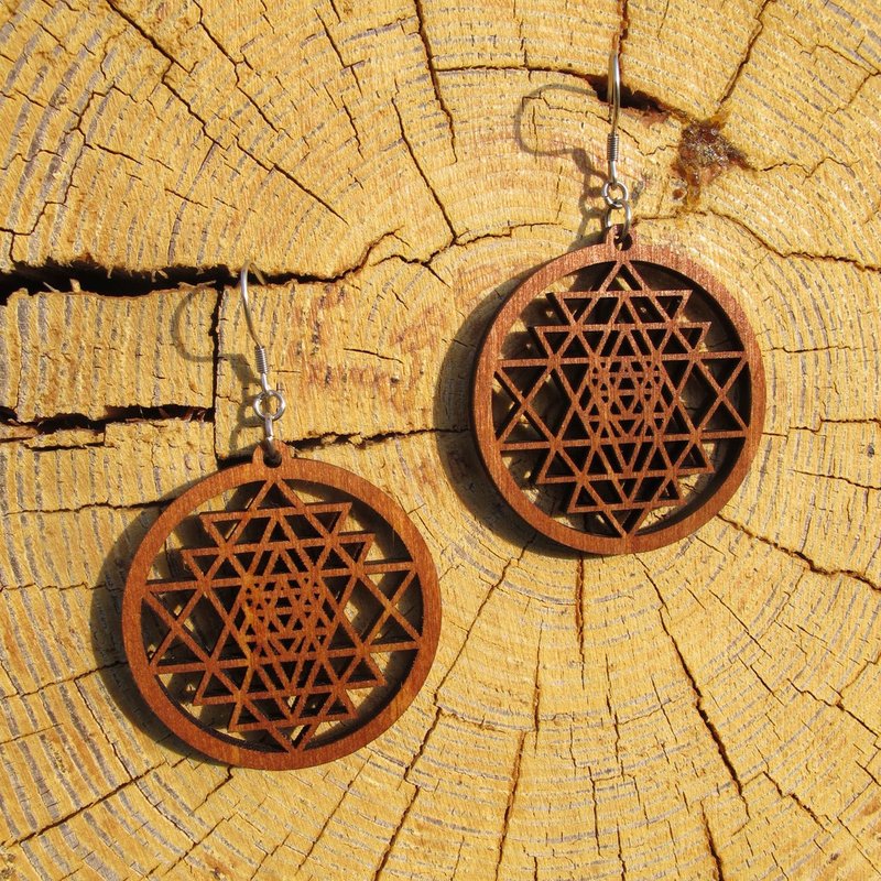 Sri Yantra wooden earrings 40mm - 耳環/耳夾/耳骨夾 - 木頭 咖啡色