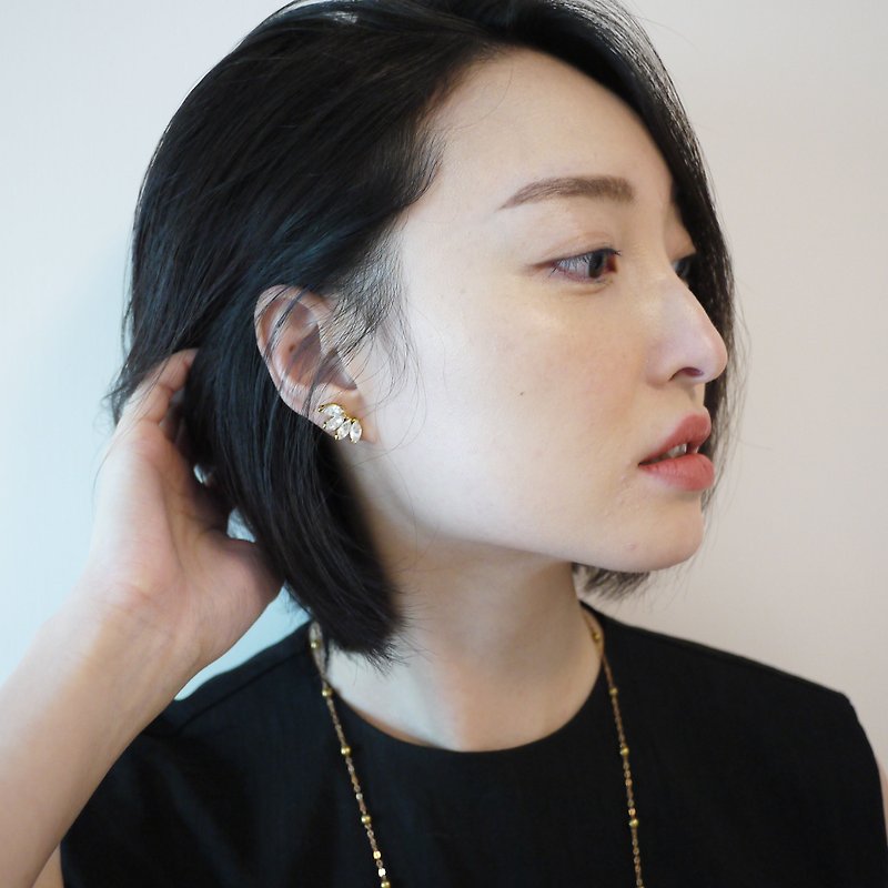 Love in his hometown, four-leaf beautiful earrings - ต่างหู - โลหะ ขาว