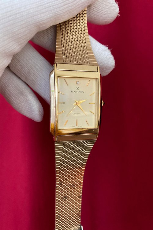 9,890円スイス製  RODANIAの腕時計です。