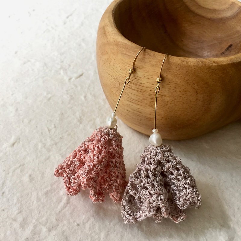 Crochet bellflower earrings -hydrangea pink - Earrings & Clip-ons - Cotton & Hemp Pink