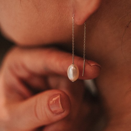 Nora_ホワイトパールドロップイヤリング - ショップ CLEA NEW YORK