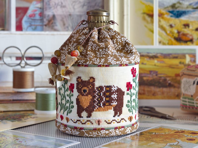 Handmade Round box, pouch, purse with cross stitched Bear - 其他 - 環保材質 咖啡色
