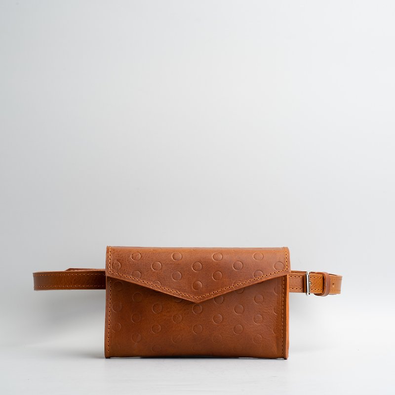 Leather waist bag handcrafted from environmentally friendly Italian leather - กระเป๋าคลัทช์ - วัสดุอื่นๆ สีนำ้ตาล