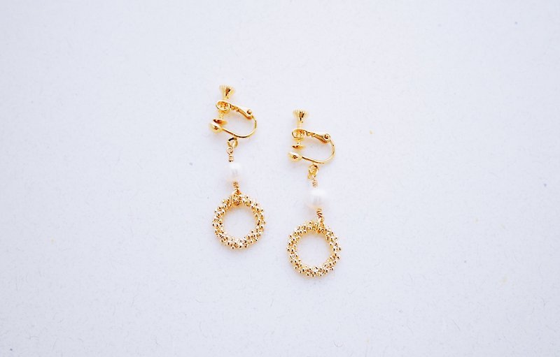 綻-耳環--淡水珍珠花環綴飾耳環 - 耳環/耳夾 - 其他金屬 金色