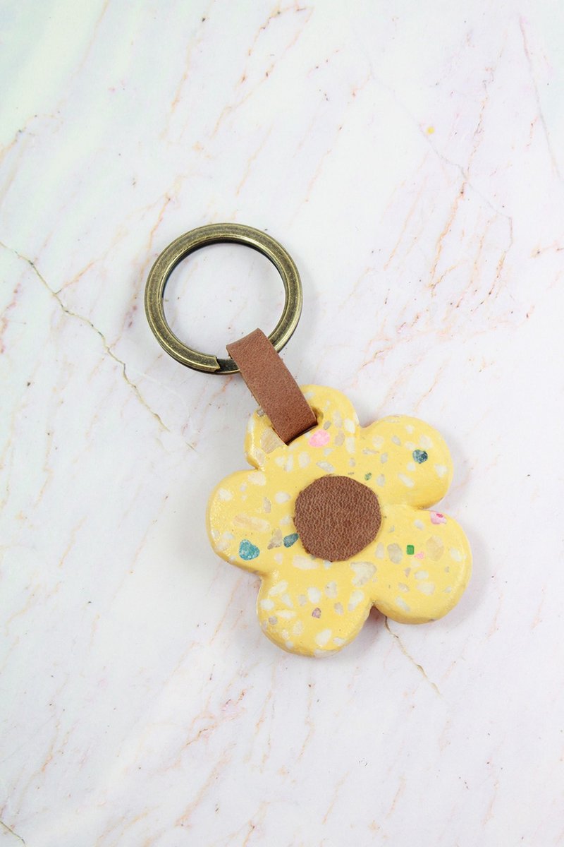 Flower-shaped yellow grindstone key ring pendant - ที่ห้อยกุญแจ - ดินเหนียว สีเหลือง