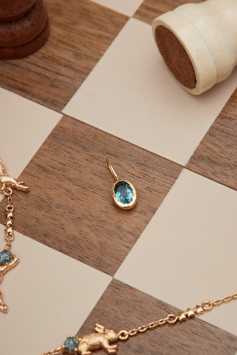 Oval Blue Topaz Gold/Silver Pendant - พวงกุญแจ - เงินแท้ 