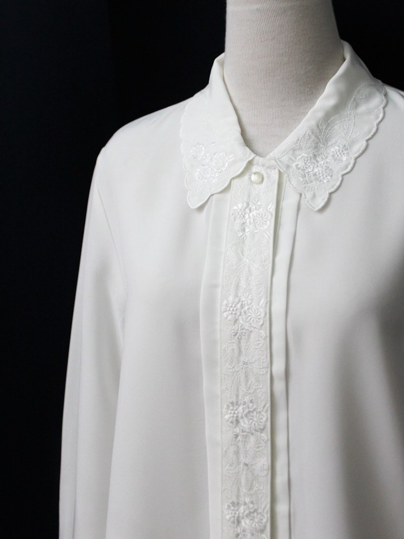 [RE0407T1953] Nippon Department of Forestry retro flower embroidery elegant white collar vintage shirt - Women's Shirts - Polyester White