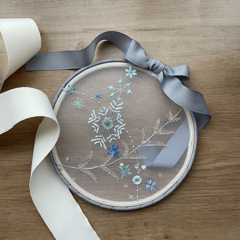 Decoration embroidery frame /Christmas/snowflakes/hand-embroidery by Japanese - ของวางตกแต่ง - เส้นใยสังเคราะห์ สีเงิน