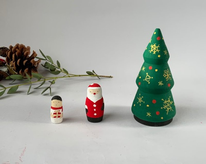 Christmas Tree Matryoshka Santa and Children - ของวางตกแต่ง - ไม้ สีเขียว
