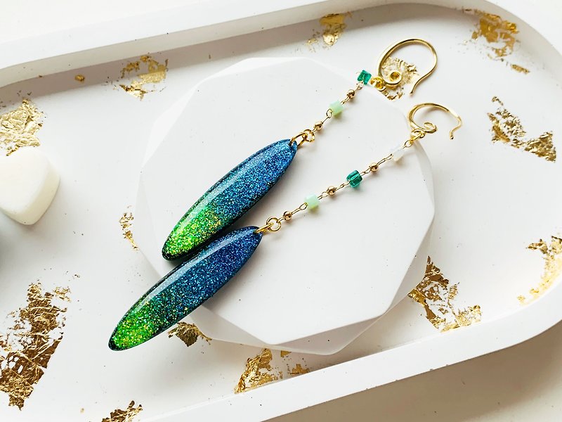 Dangle drop sparkly earrings with blue and green glitters, Evening jewelry - ต่างหู - เรซิน สีเขียว
