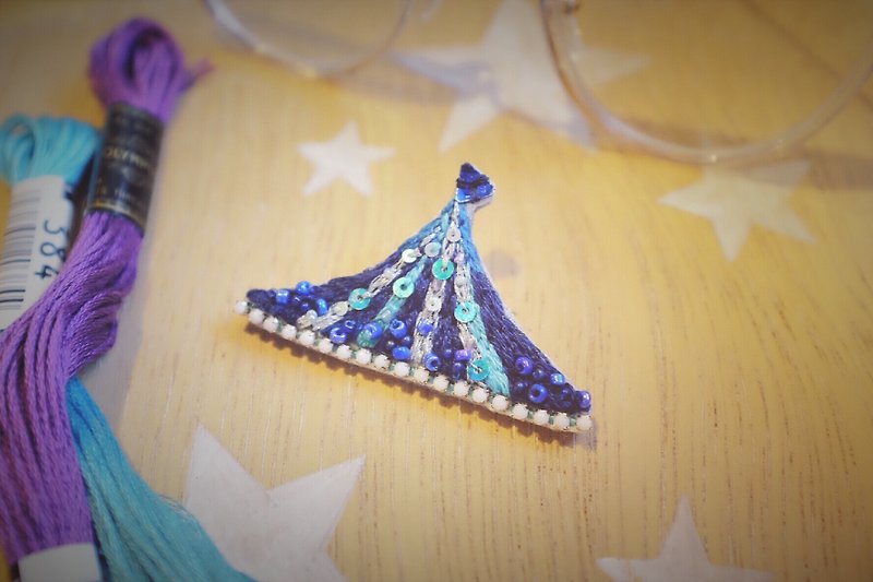 Korakuen KoraKuen embroidery pin: Dream small tent Ko01 / Blue Gradient - Brooches - Thread Blue