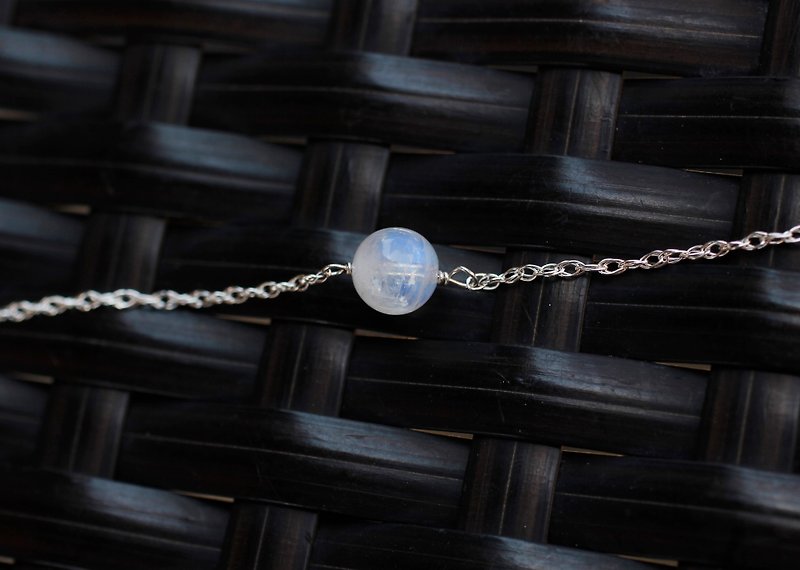 925 sterling silver 8mm blue moon temperament baby bracelet blue natural stone with storage bag and British Silver cloth - Bracelets - Gemstone White