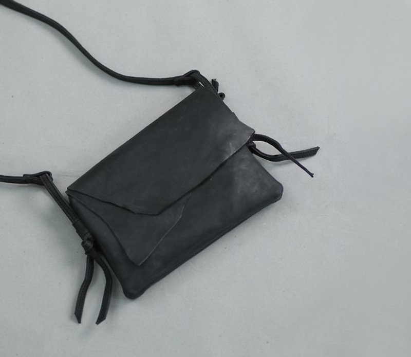 Raw leather cut irregular three-layer horizontal leather shoulder bag gray black - กระเป๋าแมสเซนเจอร์ - หนังแท้ สีดำ