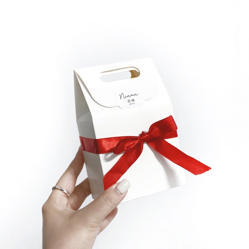 (現貨) For You ! 質感紅緞帶厚磅白牛皮手提禮物盒 (小) - 包裝材料/包裝紙 - 紙 白色