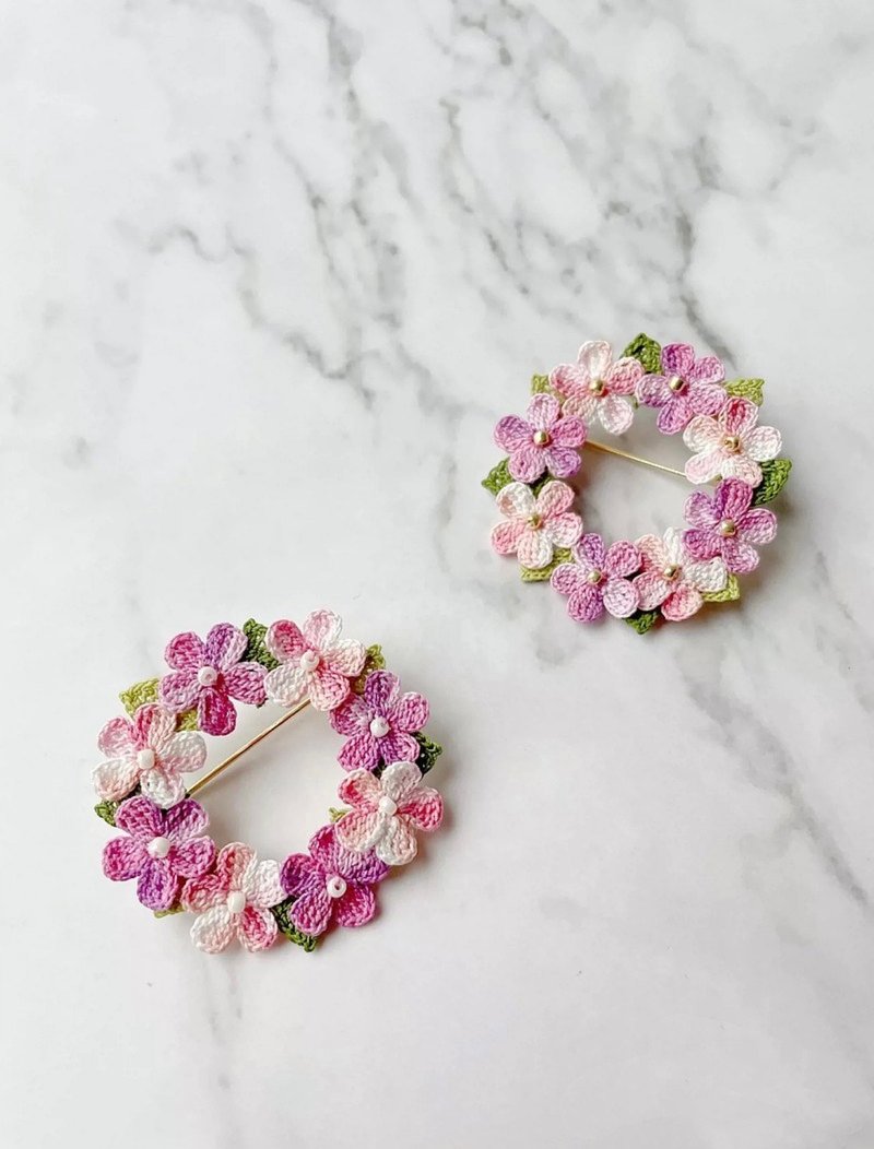 Hand-knitted slightly crocheted gradient pink five-petal flower brooch and heart pin - Brooches - Thread Multicolor