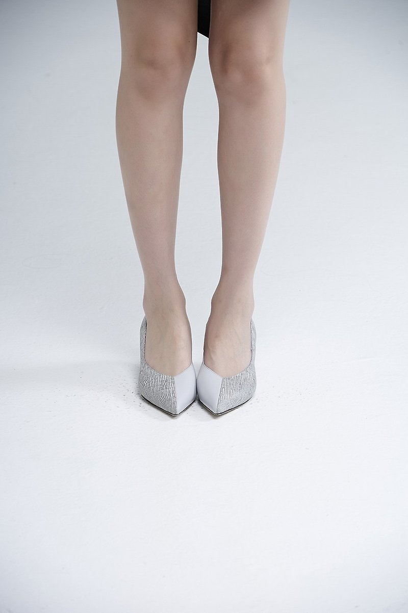 Pointed stitching low heel shoe ash - รองเท้าส้นสูง - หนังแท้ สีเทา