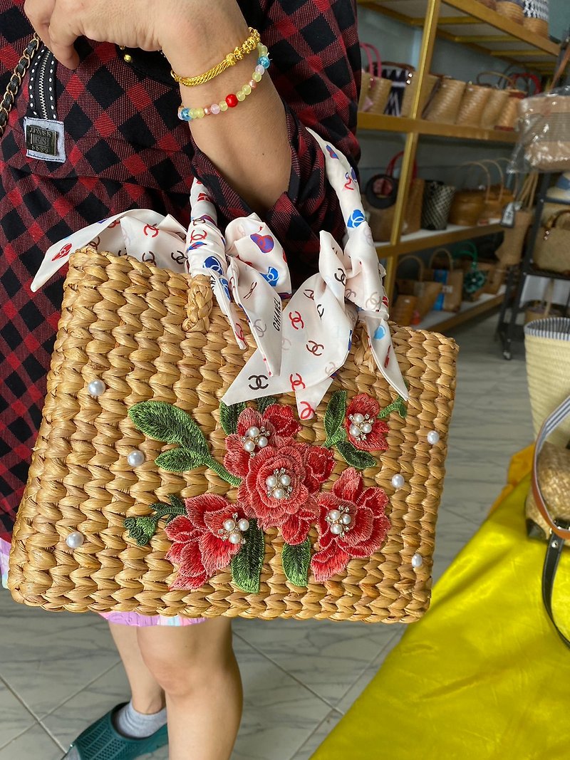 タイ人が作った手作りのハンドバッグは、すぐに発送でき、美しく豪華で、あらゆる装いに適しています。 - トート・ハンドバッグ - 寄せ植え・花 カーキ