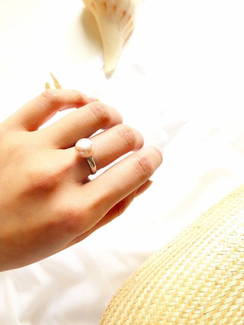 Vintage Dainty Pearl Silver Solitaire Ring - 耳環/耳夾/耳骨夾 - 銀 白色