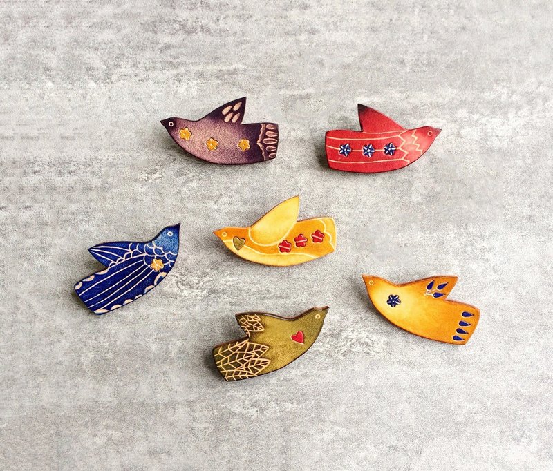 植鞣革鏤空拼色 幸運小鳥1 皮革胸針 / 別針 lucky bird brooch - 胸針 - 真皮 
