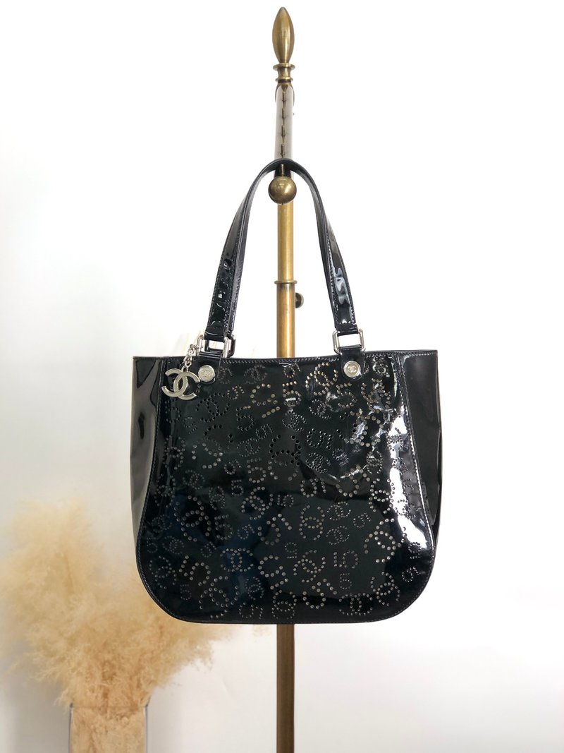 【 日本直送　名牌中古包 】CHANEL シャネル NO5 トートバッグ ブラック ココマーク パンチング エナメル vintage ヴィンテージ xpyt38 - 手提包/手提袋 - 真皮 黑色