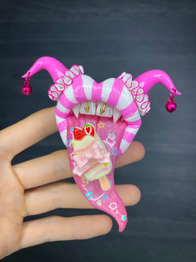 Phone grip. Clown pink & white lips with candies. - 其他 - 黏土 